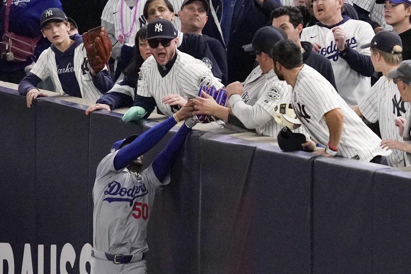 Yankees fans who interfered with Betts' catch are banned from Game 5 of the World Series | iNFOnews.ca Yankees fans who interfered with Betts' catch are banned from Game 5 of the World Series | iNFOnews.ca