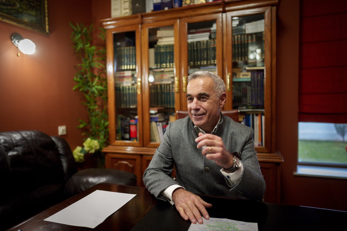 Romania's surprise front-runner says he's not pro-Russia. But Romania alleges he had Moscow's help | iNFOnews.ca Romania's surprise front-runner says he's not pro-Russia. But Romania alleges he had Moscow's help | iNFOnews.ca