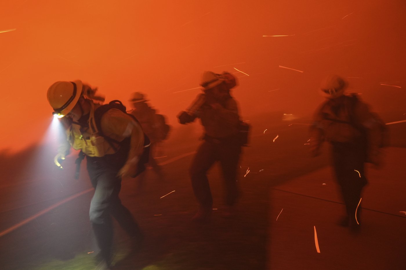 Celebrities and coastal residents flee from wind-driven wildfire in Malibu | iNFOnews.ca