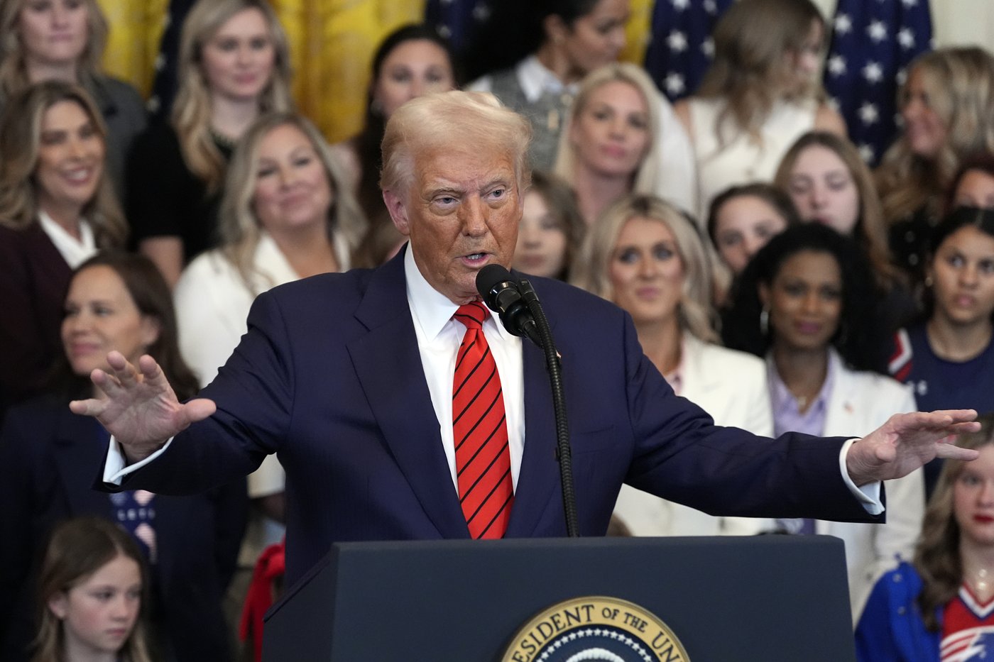 Trump signs executive order intended to bar transgender athletes from girls' and women's sports | iNFOnews.ca