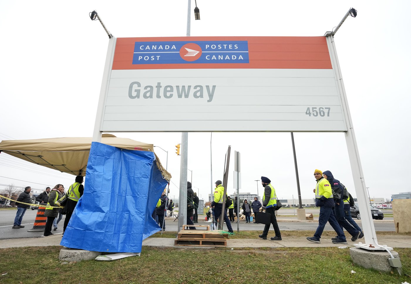 Canada Post down eight million parcels amid strike as talk carry on over weekend | iNFOnews.ca