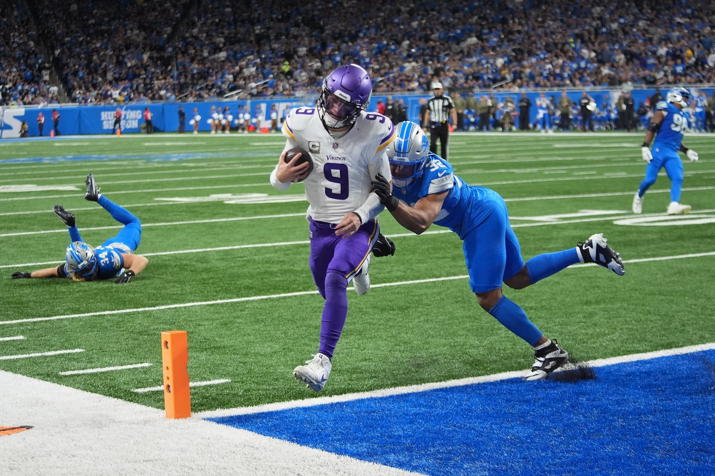 J.J. McCarthy throws for 2 TDs and runs for a score in his return as Vikings beat Lions 27-24 | iNFOnews.ca