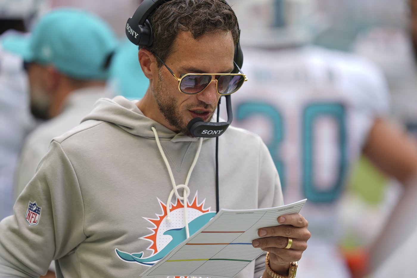 Mike McDaniel maintaining his cool as 0-2 Dolphins travel to face AFC East rival Bills in prime time | iNFOnews.ca