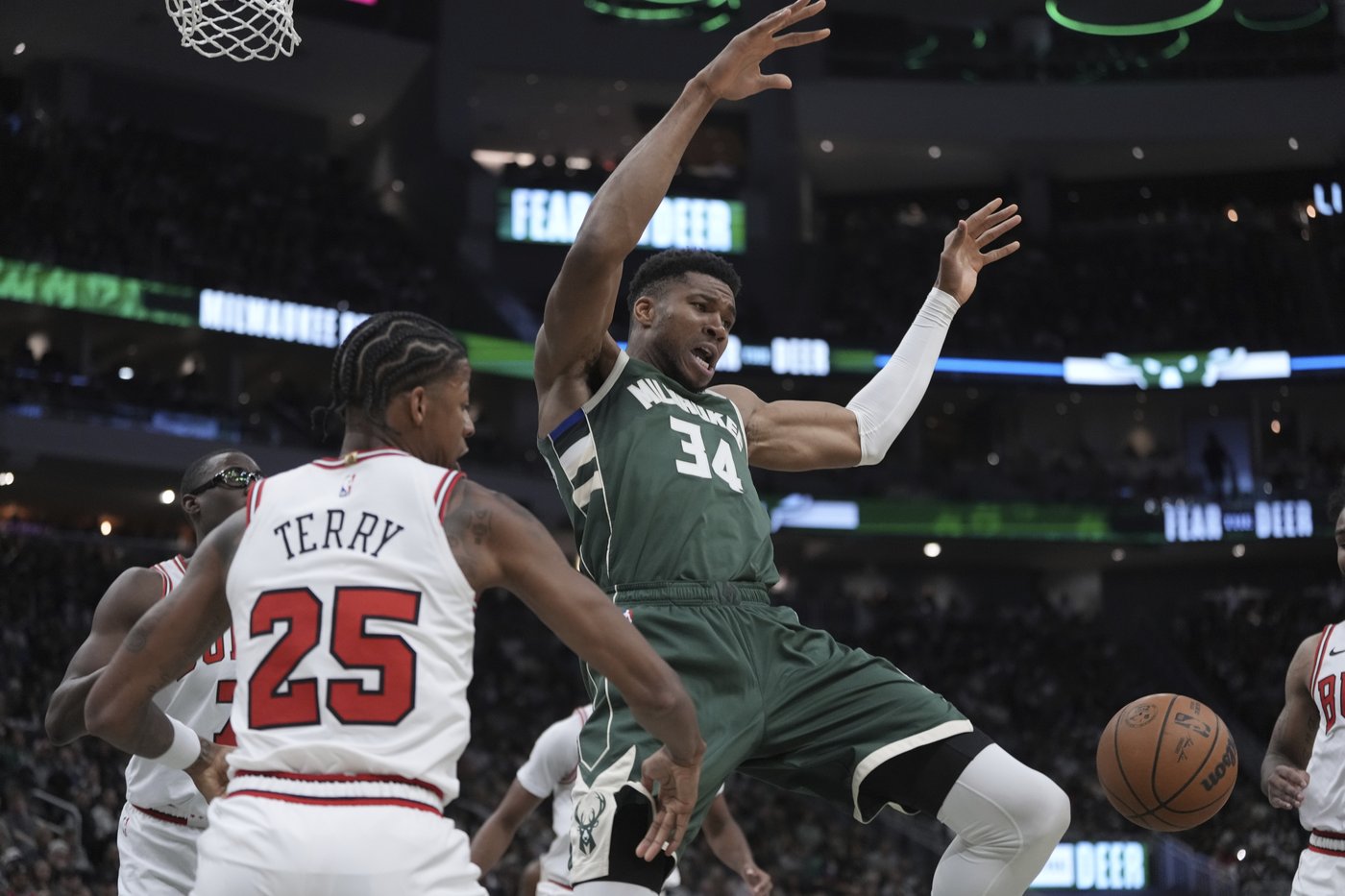Coby White scores 35, Bulls roll past Bucks 133-122 to get in the win column | iNFOnews.ca