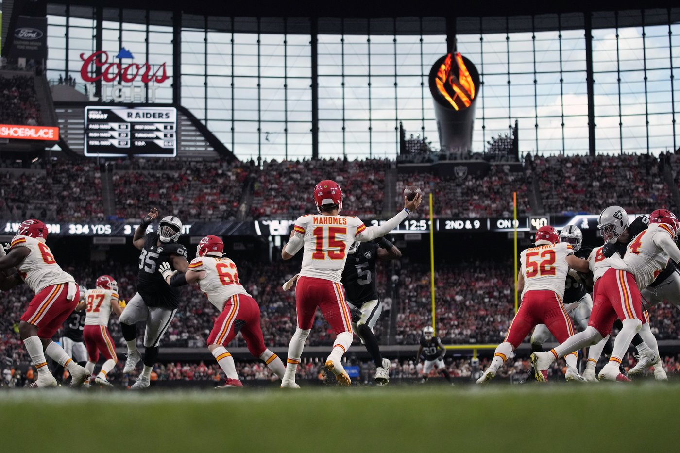 Mahomes passes for 262 yards and 2 TDs, Chiefs beat Raiders 27-20 to improve to 7-0 | iNFOnews.ca Mahomes passes for 262 yards and 2 TDs, Chiefs beat Raiders 27-20 to improve to 7-0 | iNFOnews.ca