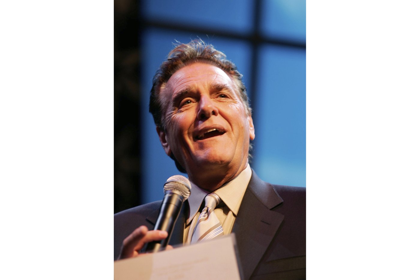 Chuck Woolery, smooth-talking game show host of 'Love Connection' and 'Scrabble,' dies at 83 | iNFOnews.ca