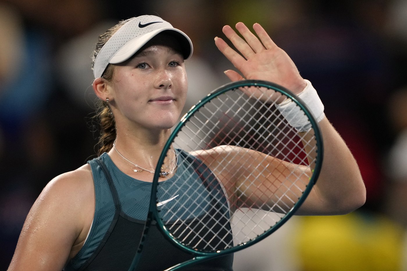 Australian Open: Olympic champ Zheng Qinwen starts her bid for another final on a rainy Day 1 | iNFOnews.ca