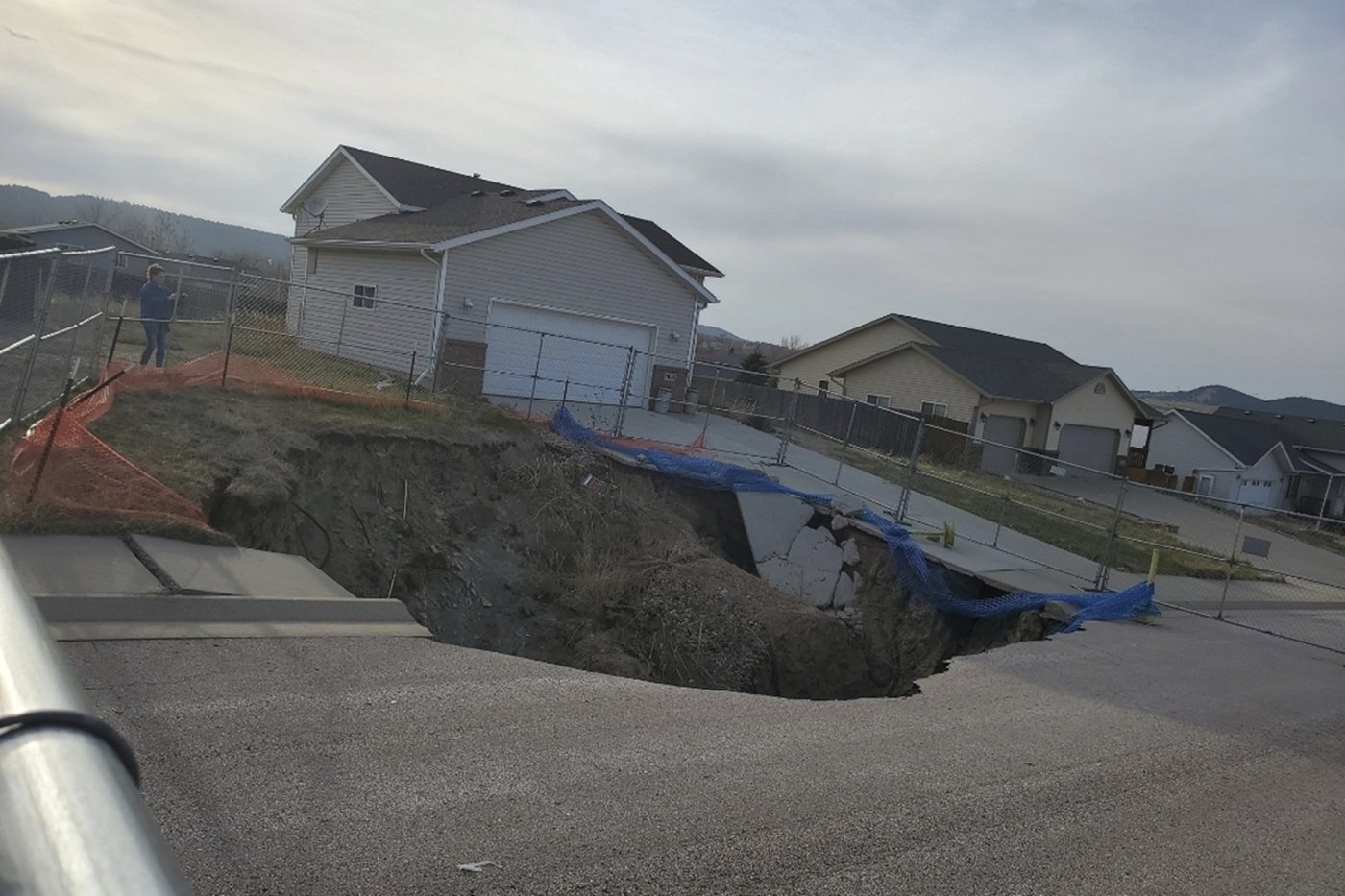 Giant sinkholes in a South Dakota neighborhood make families fear for their safety | iNFOnews.ca Giant sinkholes in a South Dakota neighborhood make families fear for their safety | iNFOnews.ca