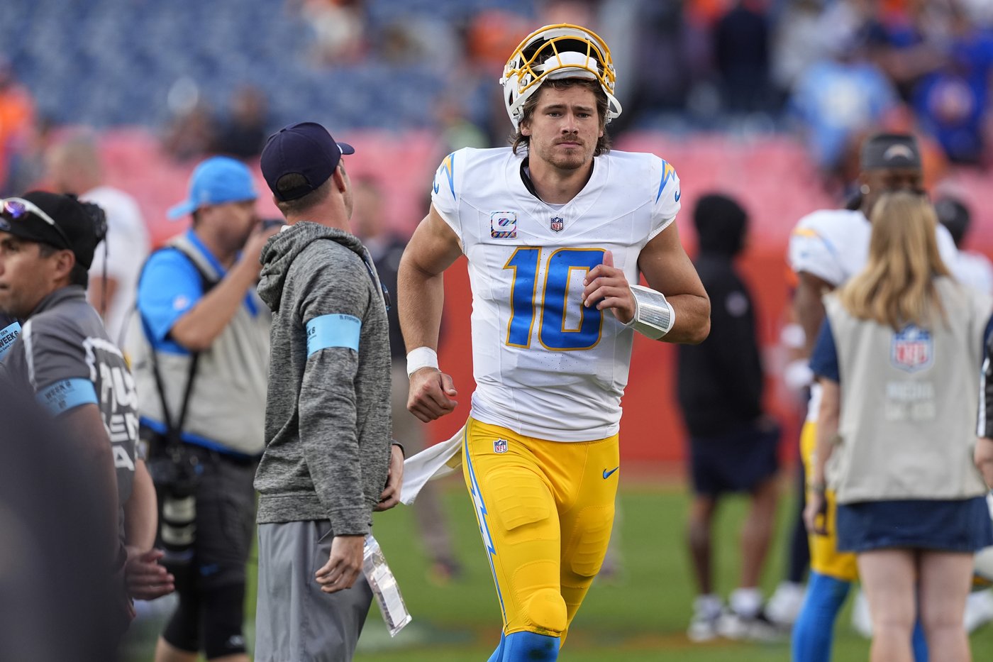 Herbert leads Chargers to 23-16 win over the Broncos, who lose Surtain to a concussion | iNFOnews.ca Herbert leads Chargers to 23-16 win over the Broncos, who lose Surtain to a concussion | iNFOnews.ca