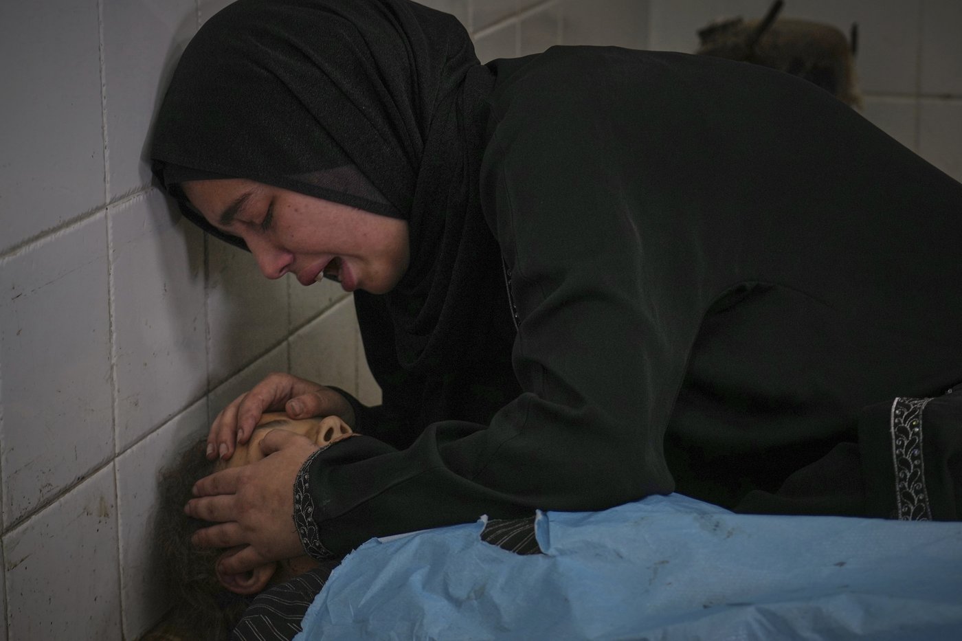 Europe unveils a deal for more food and fuel for Gaza. Israeli strike kills 14 outside a clinic | iNFOnews.ca Europe unveils a deal for more food and fuel for Gaza. Israeli strike kills 14 outside a clinic | iNFOnews.ca