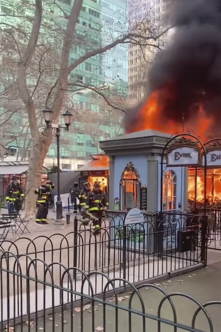 Fire engulfs section of popular Manhattan holiday market | iNFOnews.ca