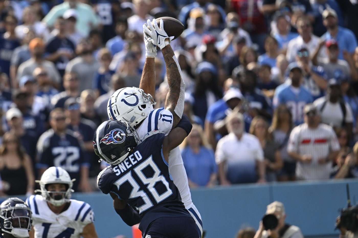 Joe Flacco throws two TD passes as the battered Colts beat the Titans 20-17 | iNFOnews.ca