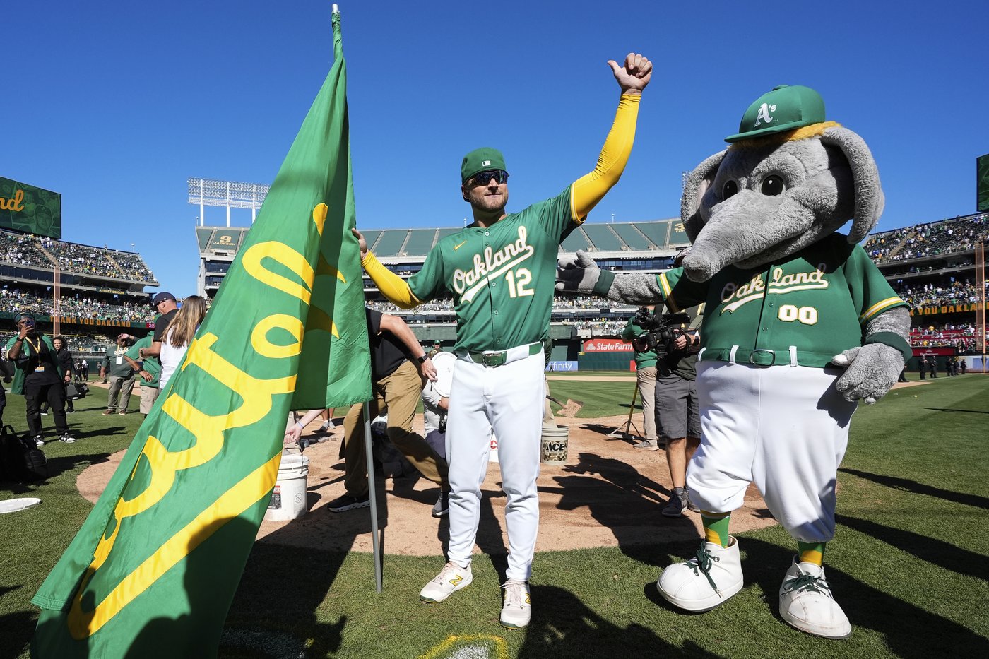 A's send Coliseum out in style in final home game, beat Rangers 3-2 | iNFOnews.ca A's send Coliseum out in style in final home game, beat Rangers 3-2 | iNFOnews.ca