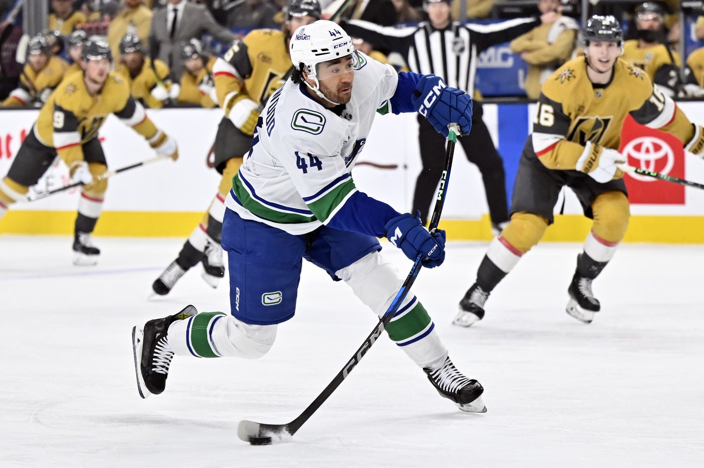 Golden Knights top Canucks 3-1, win for 6th time in 7 games | iNFOnews.ca Golden Knights top Canucks 3-1, win for 6th time in 7 games | iNFOnews.ca