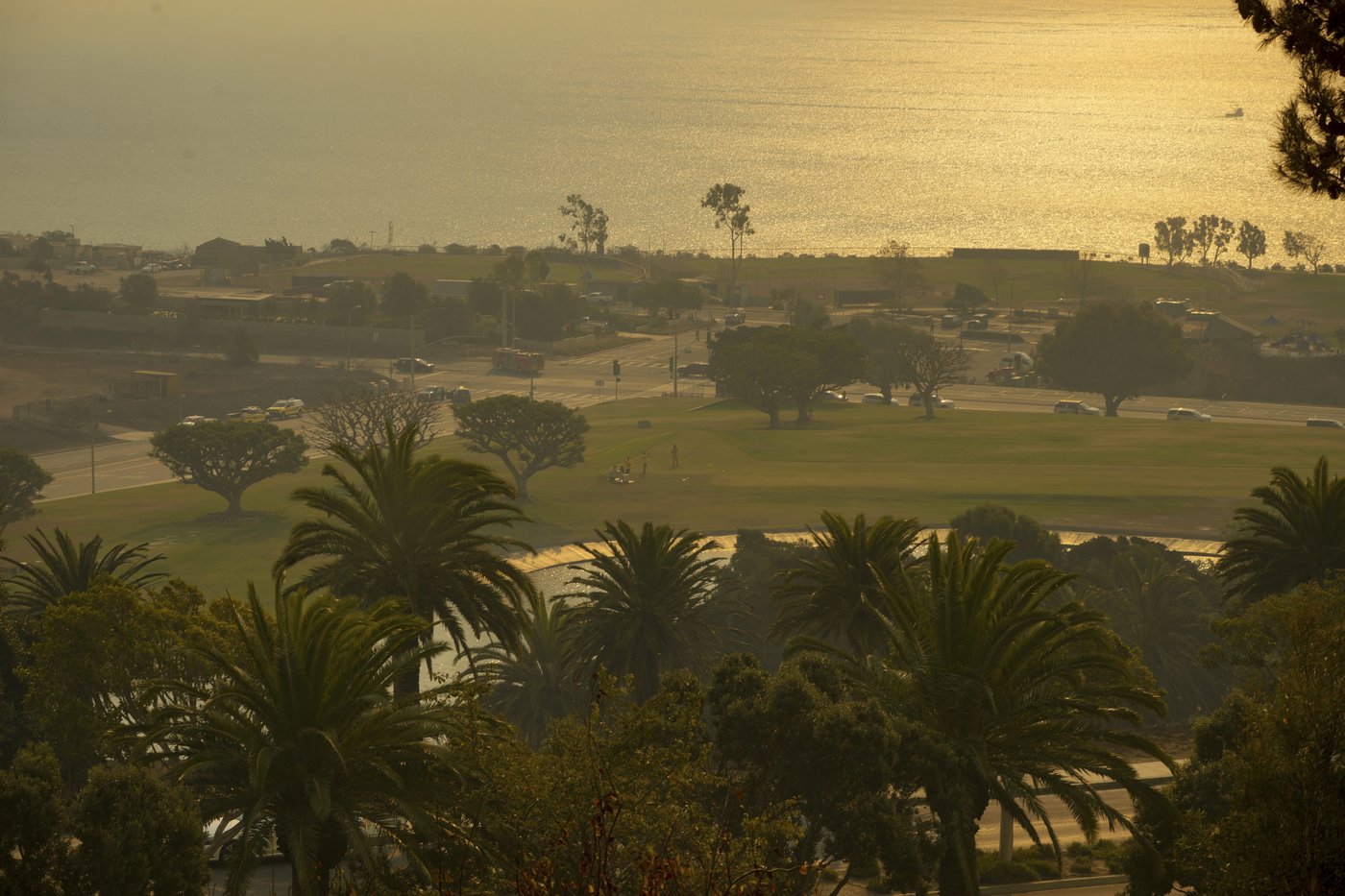 Celebrities and coastal residents flee from wind-driven wildfire in Malibu | iNFOnews.ca