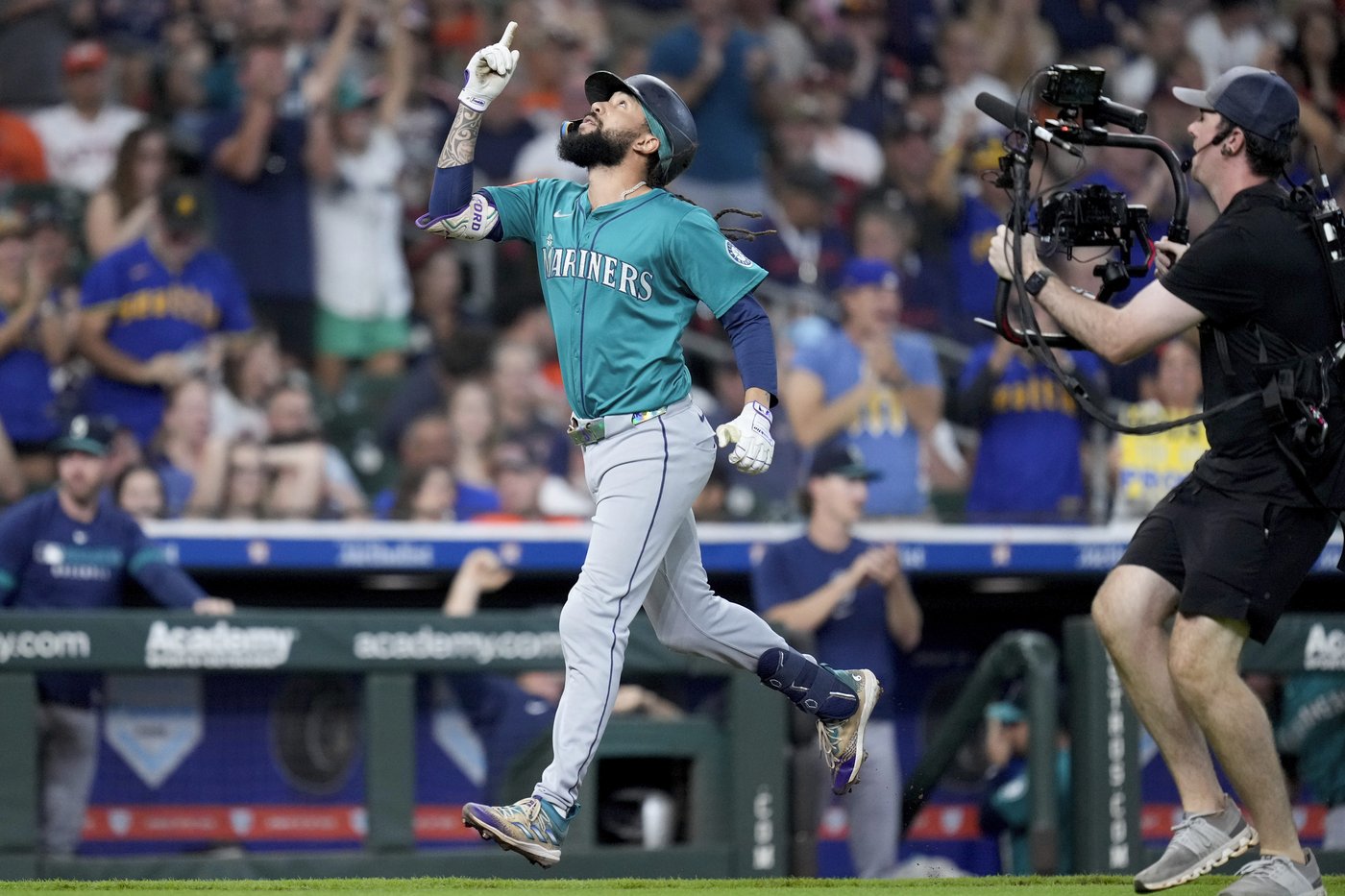 Crawford's grand slam and Raleigh's 58th homer lead Mariners to sweep over Astros | iNFOnews.ca