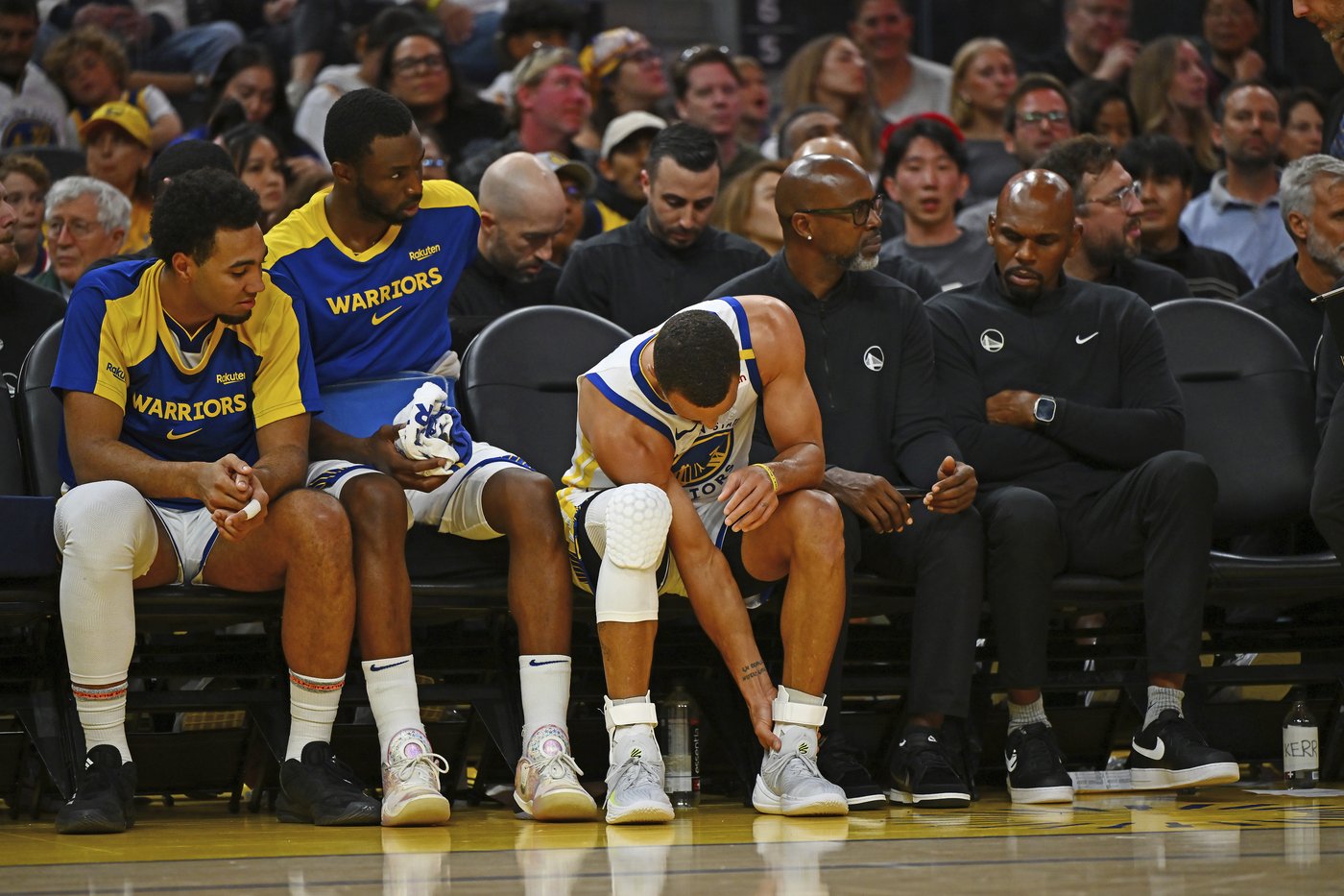 Stephen Curry sprains left ankle in Warriors' loss | iNFOnews.ca