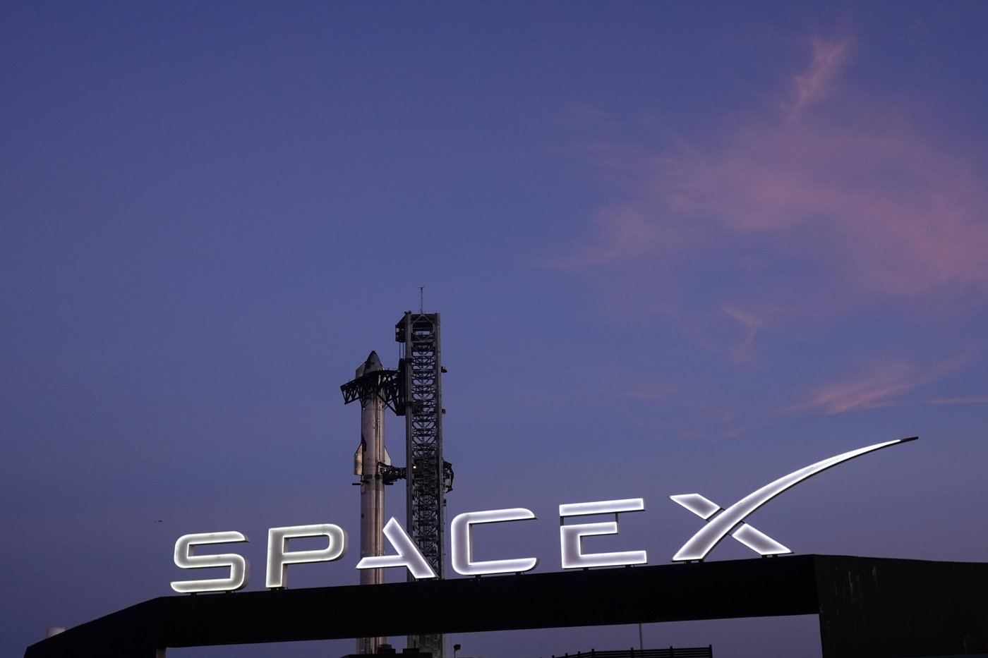 SpaceX launches giant Starship rocket, but passes up catching it with mechanical arms | iNFOnews.ca