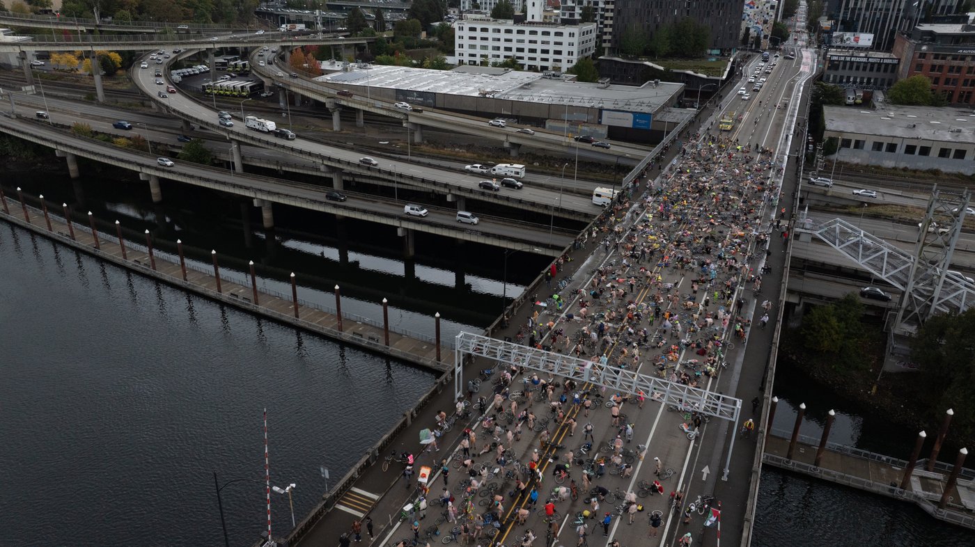 Naked bike riders demonstrate against federal troops in 'quintessentially Portland' protest | iNFOnews.ca Naked bike riders demonstrate against federal troops in 'quintessentially Portland' protest | iNFOnews.ca