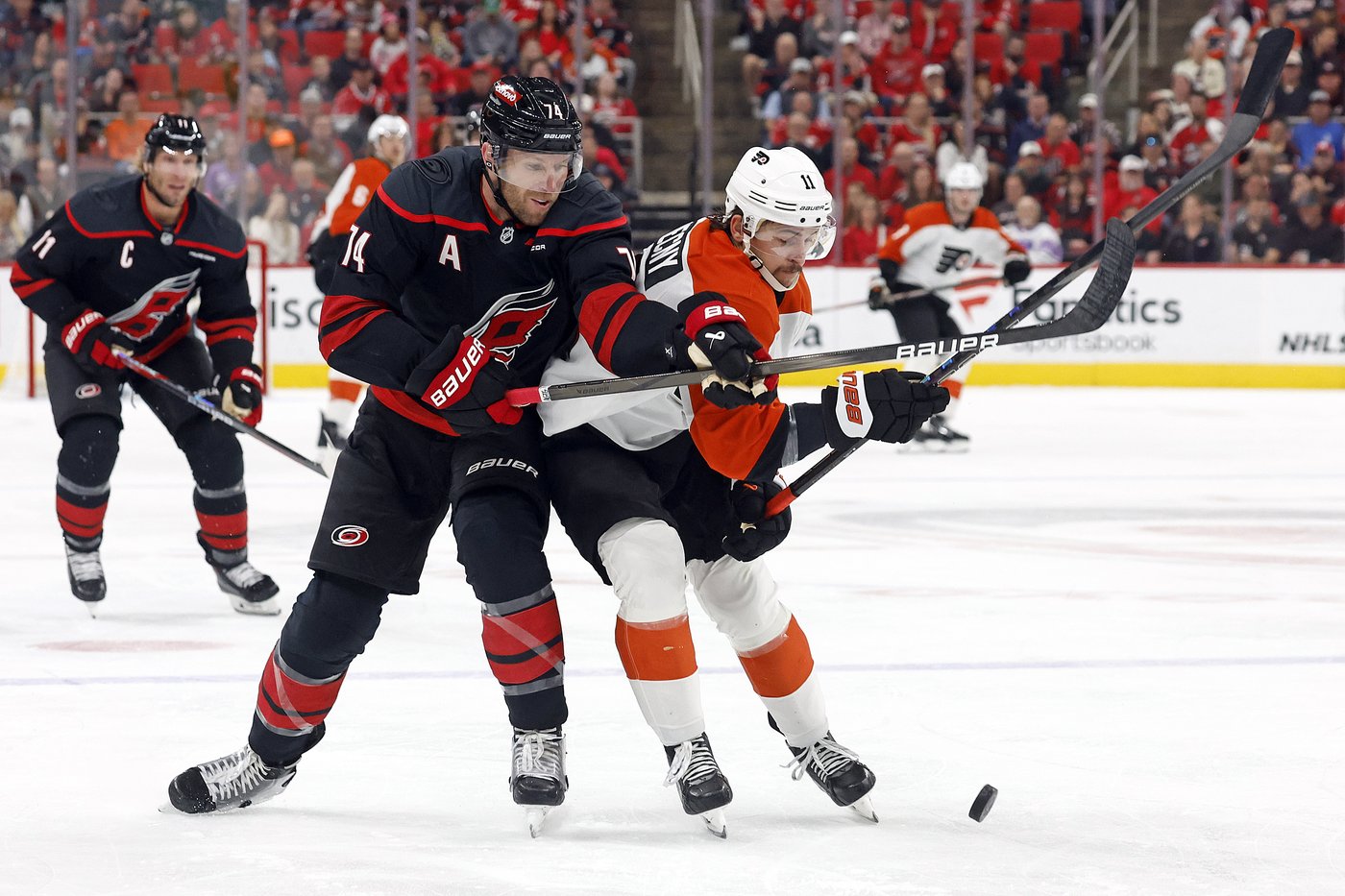 Necas scores go-ahead goal with 29 seconds left, Hurricanes beat Flyers 6-4 | iNFOnews.ca
