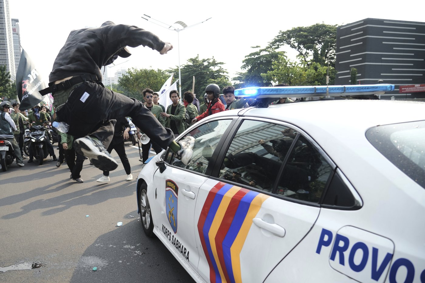 Photos of violent clashes between riot police and protesters in Indonesia | iNFOnews.ca
