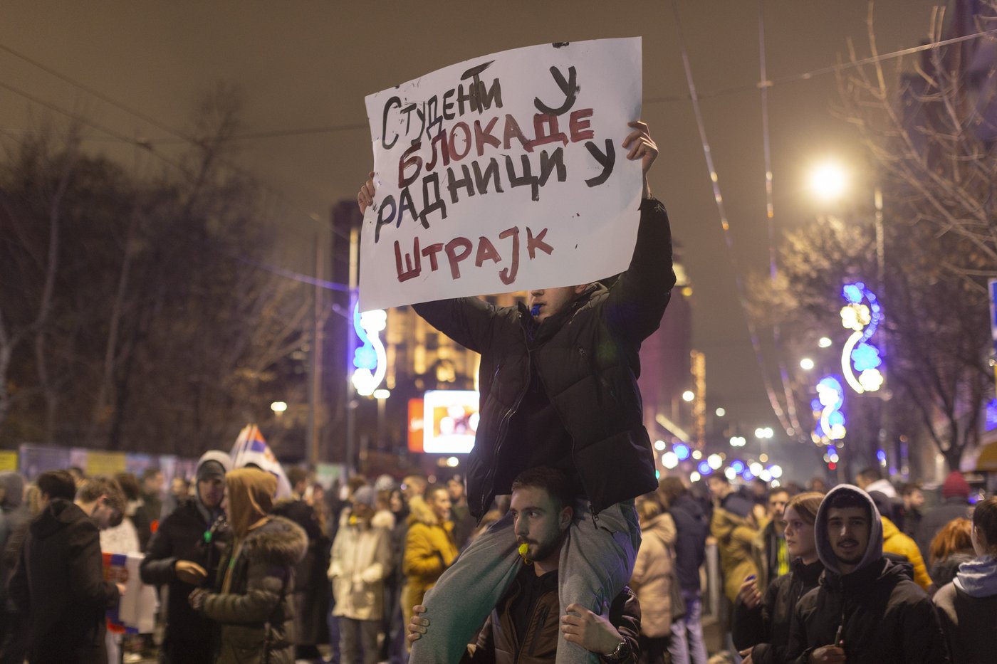 Protesters hold a noisy demonstration against Serbia's populist leadership | iNFOnews.ca Protesters hold a noisy demonstration against Serbia's populist leadership | iNFOnews.ca
