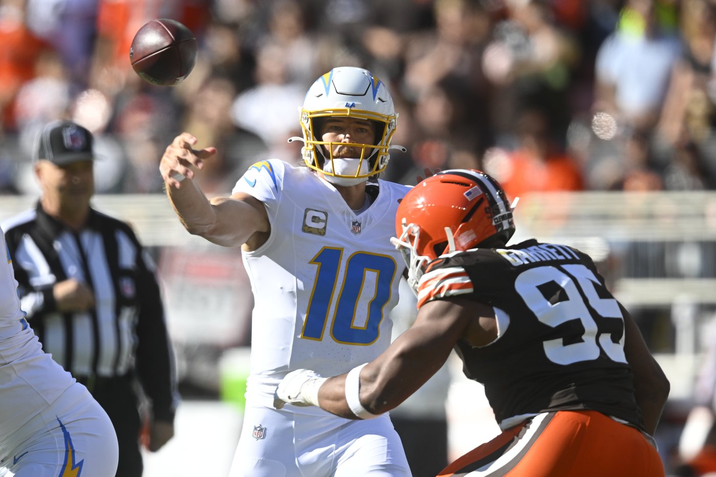 Justin Herbert throws 2 TD passes, Chargers clamp down on Jameis Winston in 27-10 win over Browns | iNFOnews.ca