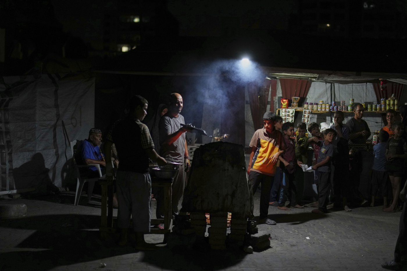 Photos in Gaza City, where the beach offers fleeting respite as war and famine grind on | iNFOnews.ca