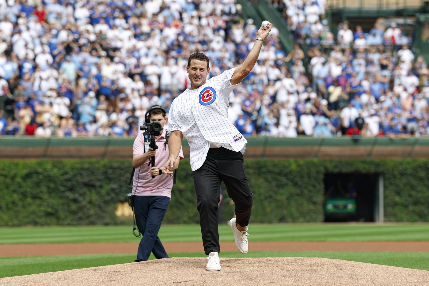 Anthony Rizzo retires with the Chicago Cubs, nearly catches home run in Wrigley bleachers | iNFOnews.ca Anthony Rizzo retires with the Chicago Cubs, nearly catches home run in Wrigley bleachers | iNFOnews.ca