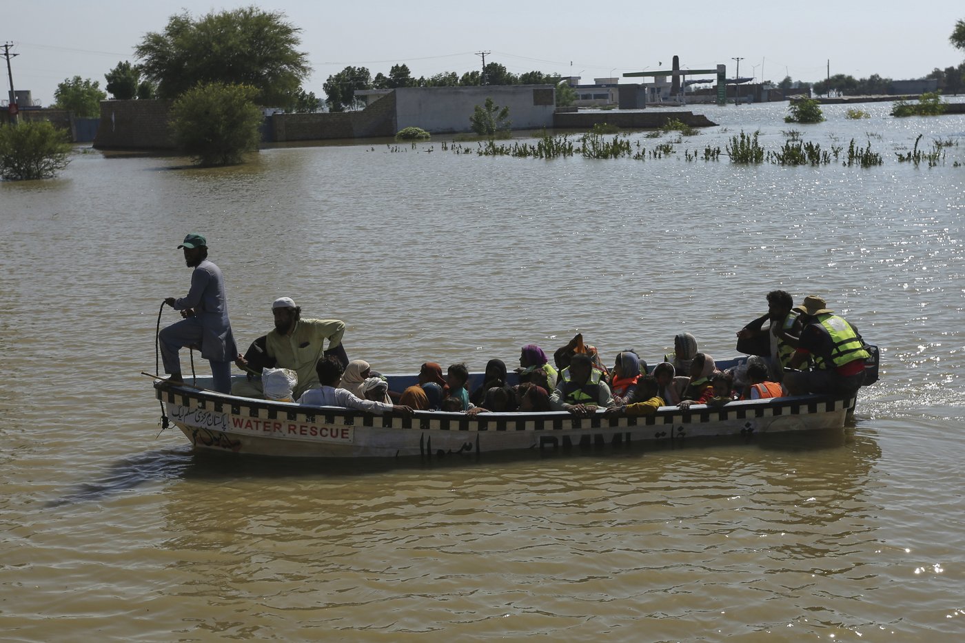 Rescue boat evacuating flood victims capsizes in eastern Pakistan, killing 9 | iNFOnews.ca Rescue boat evacuating flood victims capsizes in eastern Pakistan, killing 9 | iNFOnews.ca