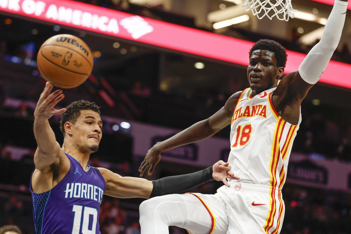 Hawks rout Hornets to sweep 4-game season series | iNFOnews.ca