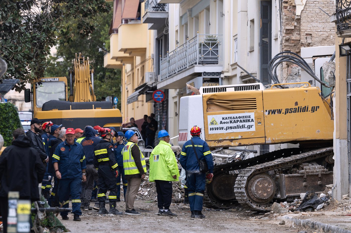 Bodies of 6 people, including 4 Americans, recovered from collapsed building in Athens | iNhome Bodies of 6 people, including 4 Americans, recovered from collapsed building in Athens | iNhome