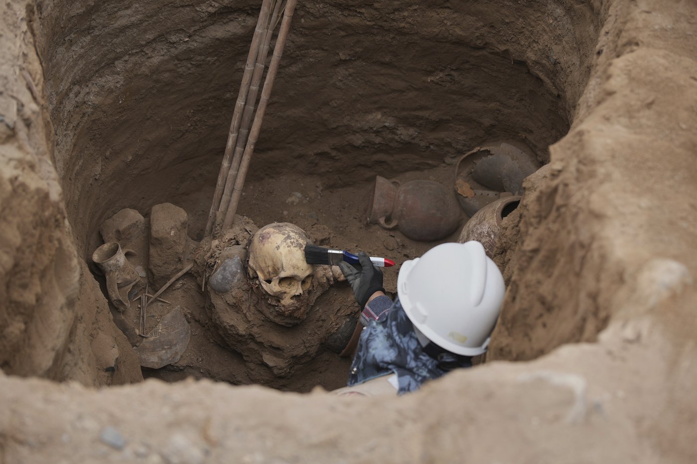 Utility workers in Peru unearth pre-Incan tomb with 1,000-year-old remains | iNFOnews.ca