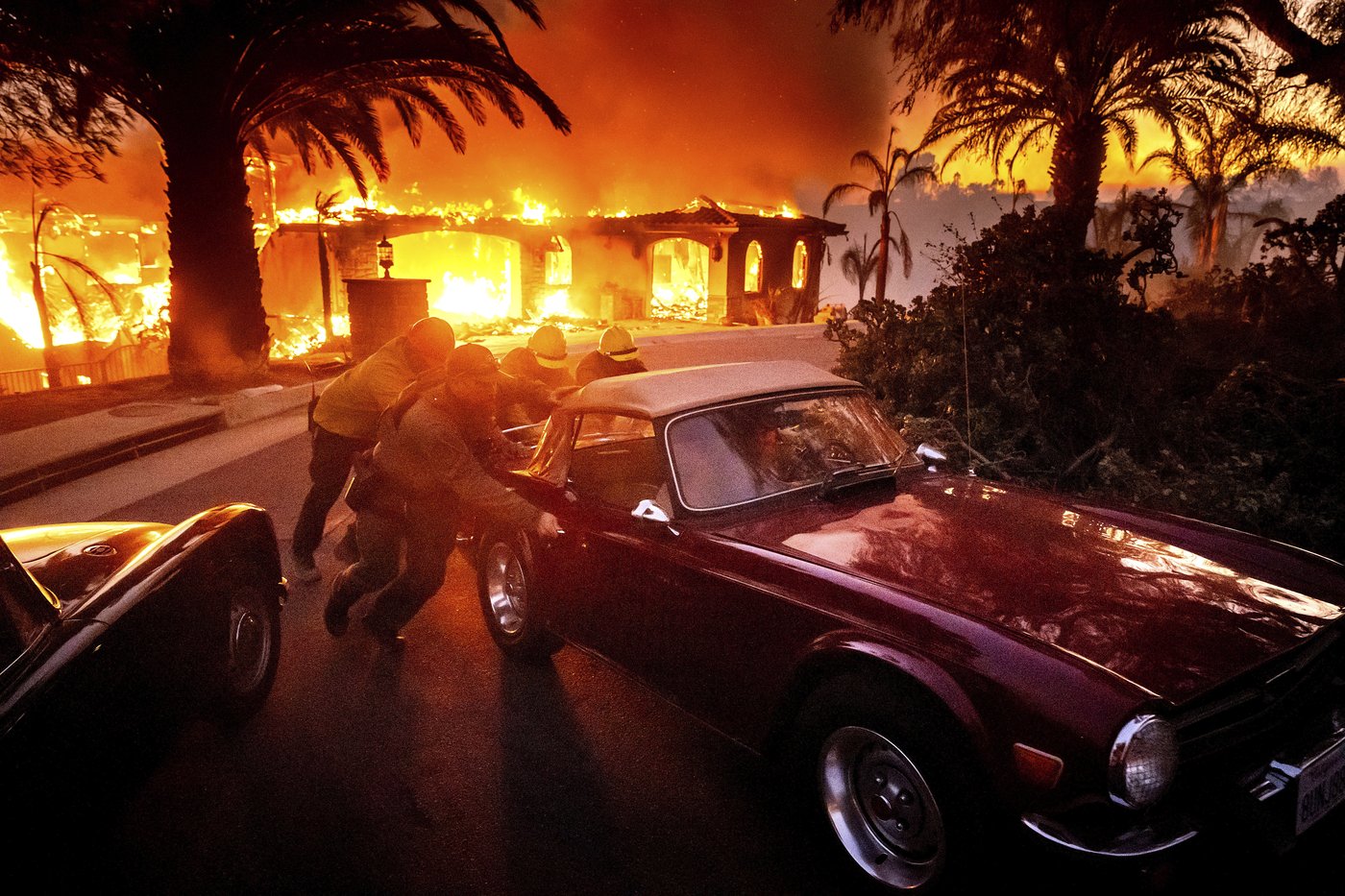 Thousands ordered to evacuate as powerful wind-fed wildfire burns homes in Southern California | iNFOnews.ca Thousands ordered to evacuate as powerful wind-fed wildfire burns homes in Southern California | iNFOnews.ca