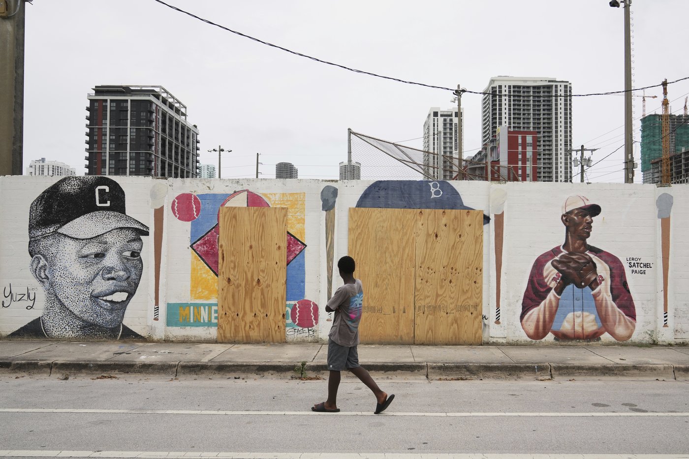 A mural honoring Jackie Robinson and Minnie Miñoso is defaced with racist graffiti in Miami | iNFOnews.ca A mural honoring Jackie Robinson and Minnie Miñoso is defaced with racist graffiti in Miami | iNFOnews.ca
