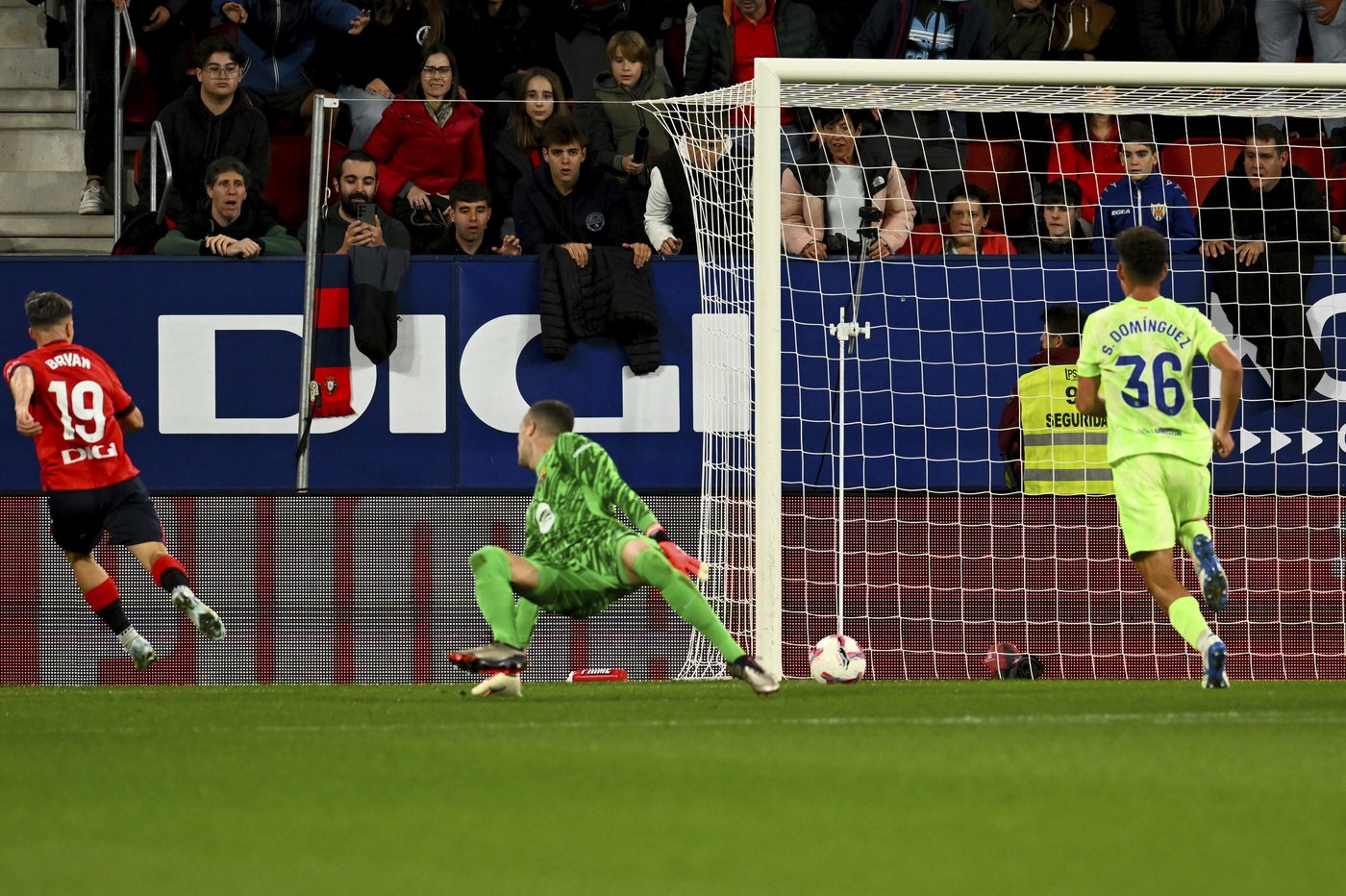 Osasuna stuns Barcelona 4-2 and stops it from tying club record for best season start | iNFOnews.ca Osasuna stuns Barcelona 4-2 and stops it from tying club record for best season start | iNFOnews.ca