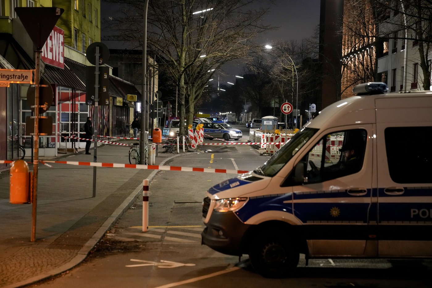 Berlin police say they have detained a man who attacked 2 people with a knife | iNFOnews.ca