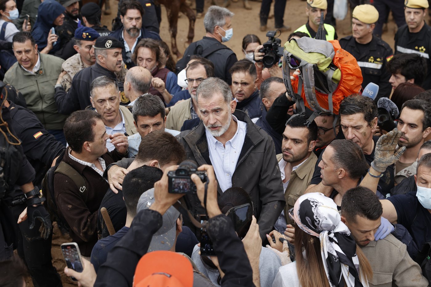 Spain flood survivors hurl mud at the royals and top government officials | iNFOnews.ca Spain flood survivors hurl mud at the royals and top government officials | iNFOnews.ca