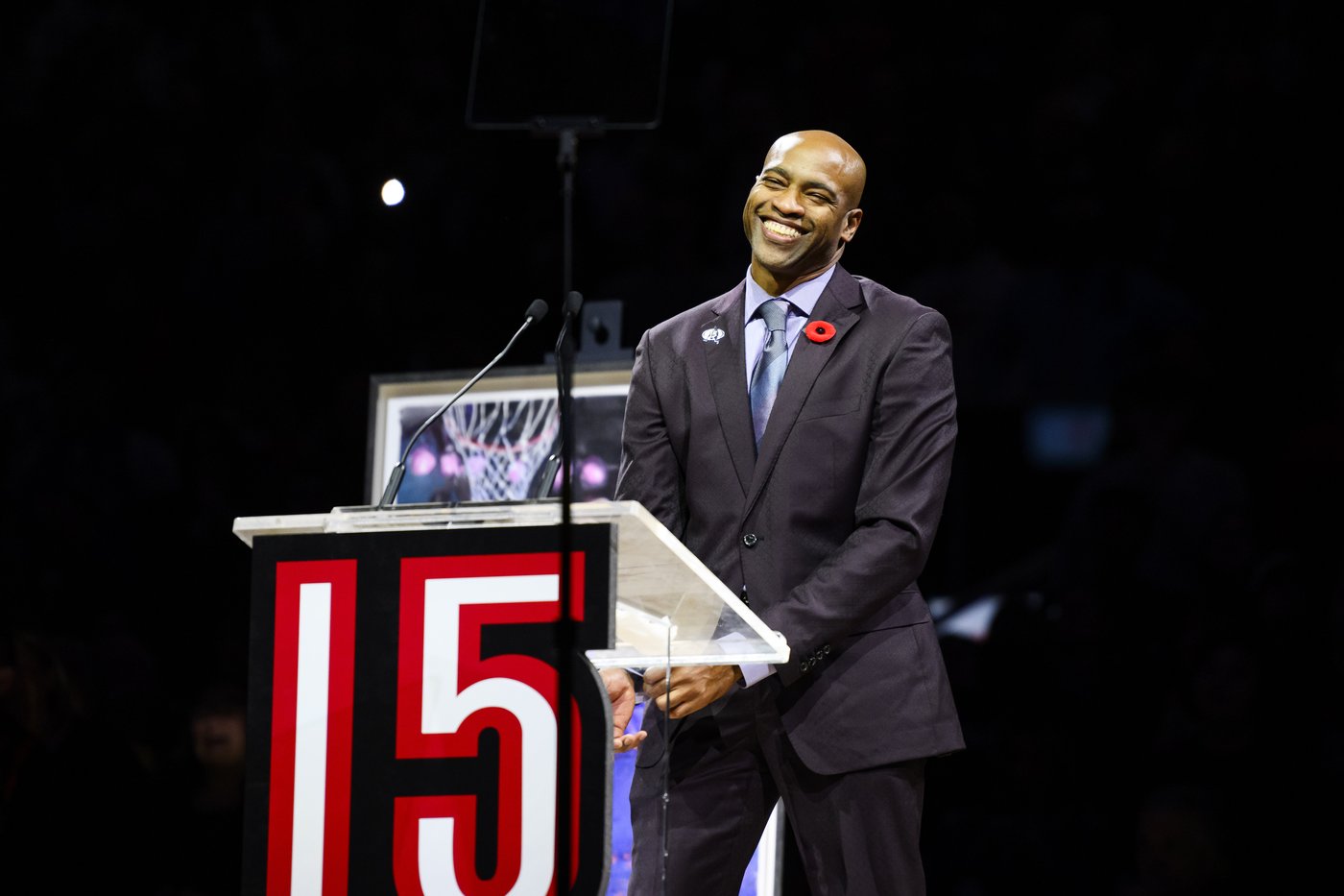 Vince Carter's No. 15 jersey retired by Toronto Raptors in mid-game ceremony | iNFOnews.ca