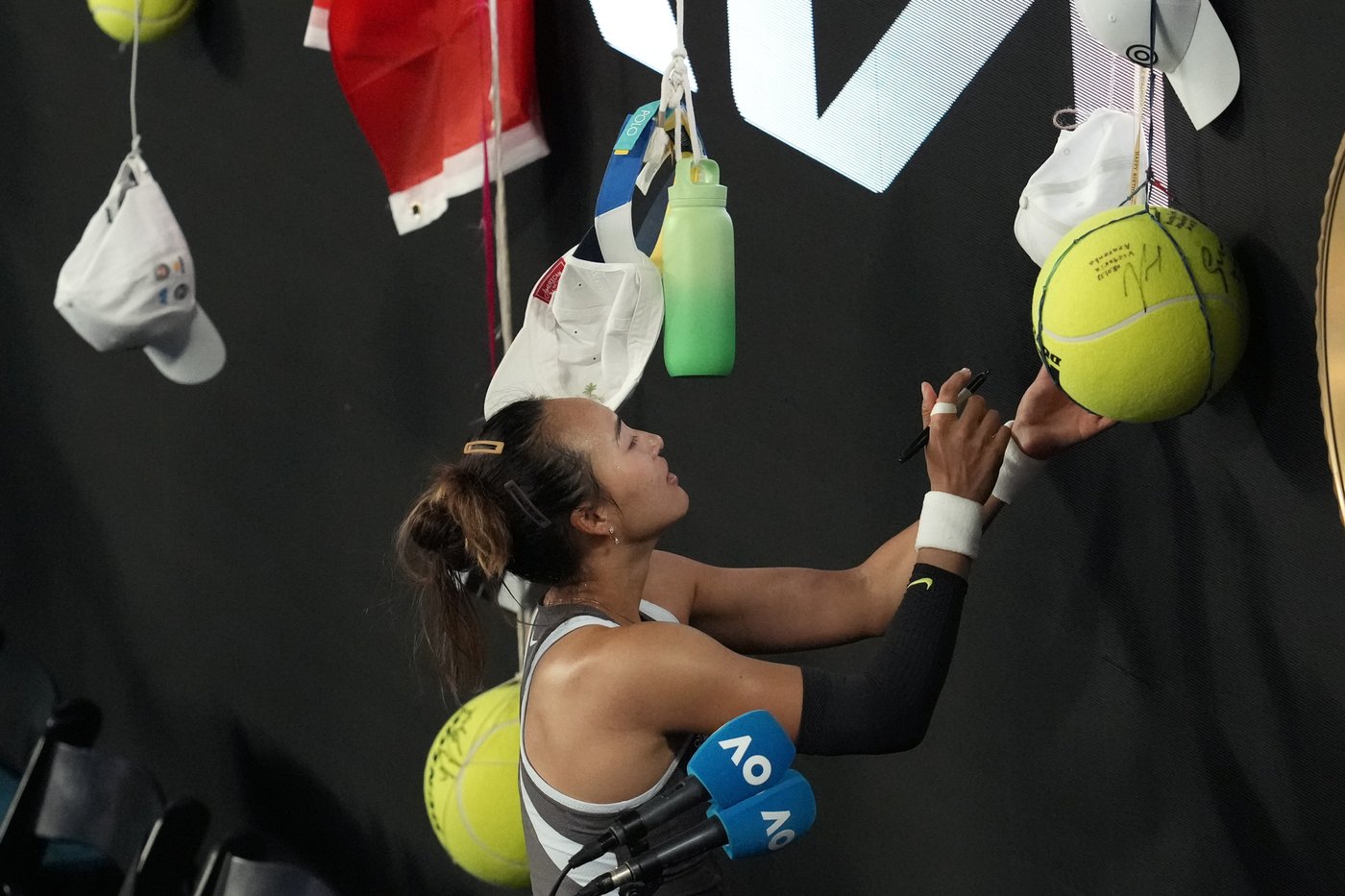Australian Open: Olympic champ Zheng Qinwen starts her bid for another final on a rainy Day 1 | iNFOnews.ca