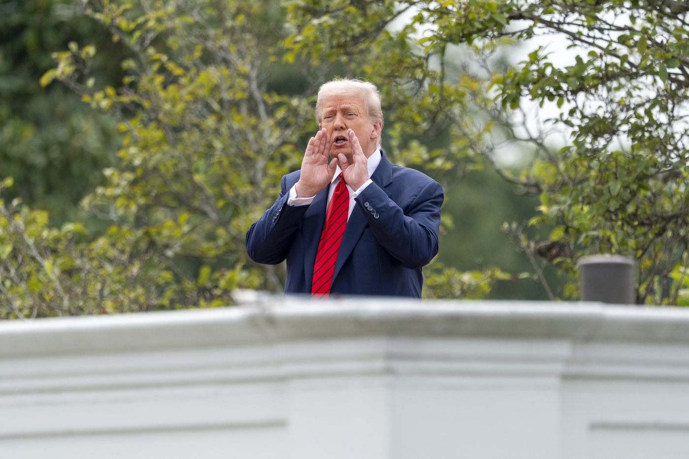 Trump takes an unexpected walk on the White House roof to survey new projects | iNFOnews.ca