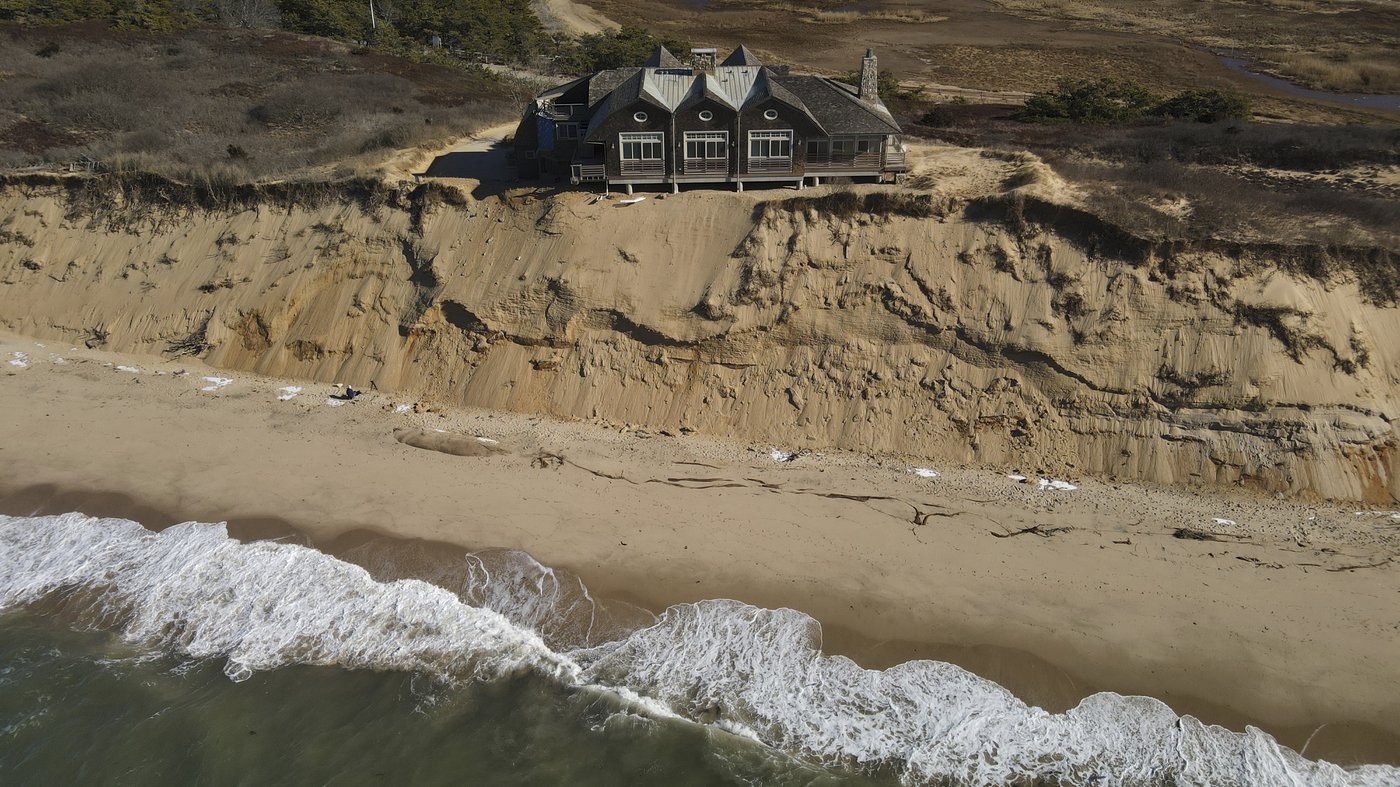 A luxury house is close to tumbling into Cape Cod Bay. Will anyone stop it? | iNFOnews.ca