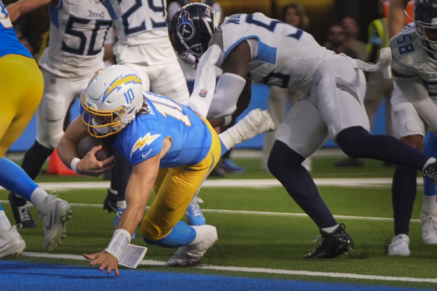 Justin Herbert has TDs passing and rushing as Chargers beat Titans 27-17 for 3rd straight win | iNFOnews.ca Justin Herbert has TDs passing and rushing as Chargers beat Titans 27-17 for 3rd straight win | iNFOnews.ca