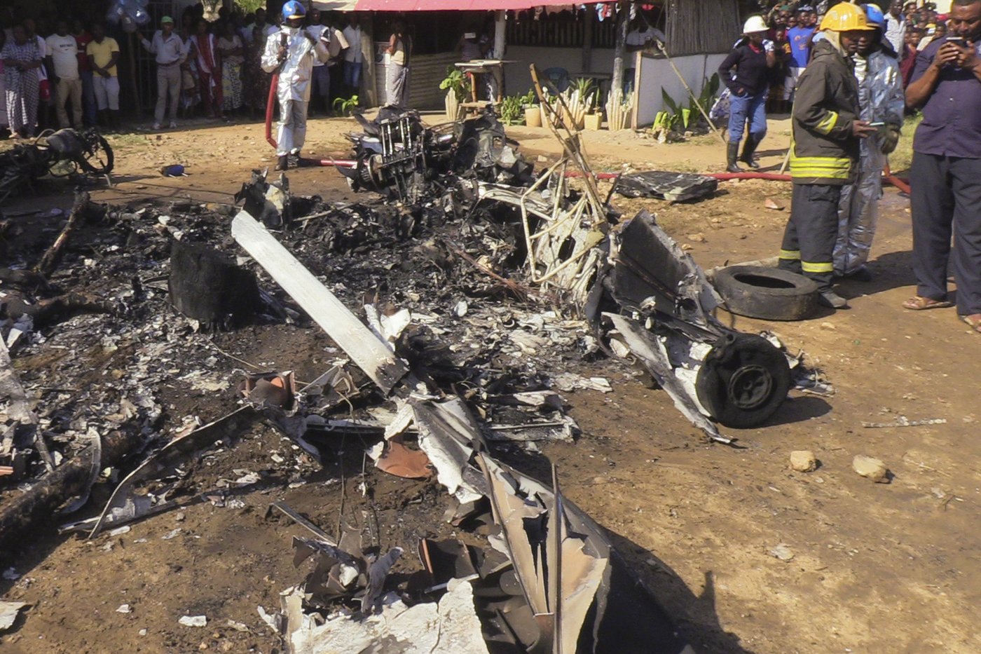 Plane crash-lands and bursts into flames in Kenya, killing 3 on the ground | iNFOnews.ca Plane crash-lands and bursts into flames in Kenya, killing 3 on the ground | iNFOnews.ca