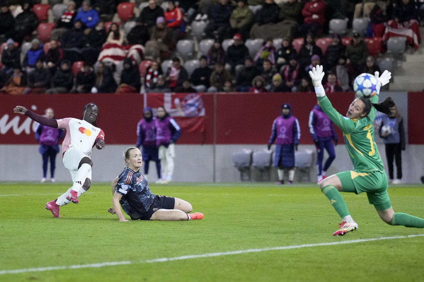 Bayern Munich goalkeeper Grohs makes her first start since treatment for tumor | iNFOnews.ca