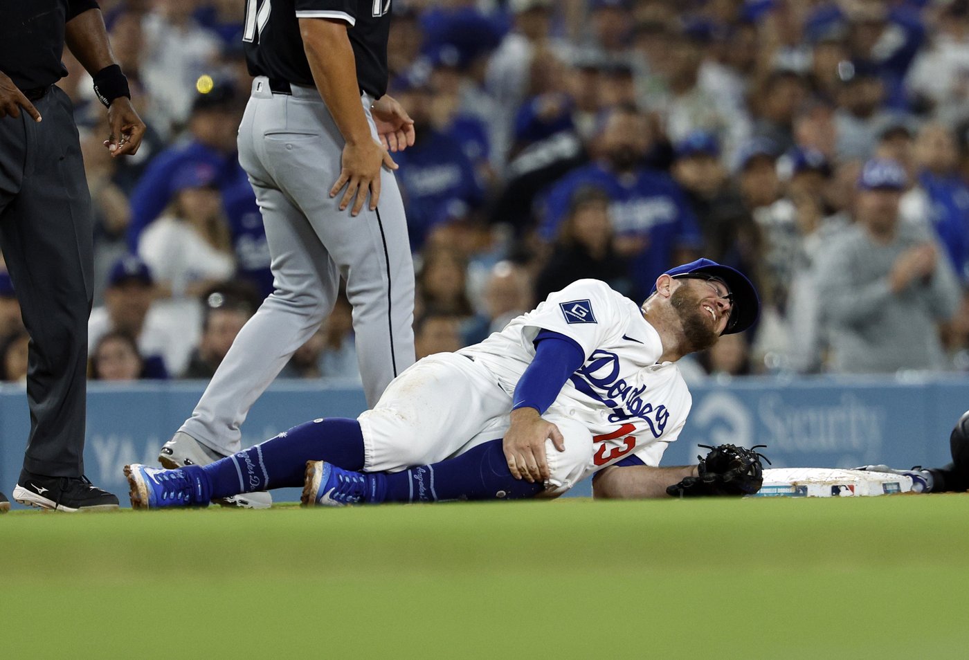 Dodgers' Max Muncy injured while tagging out Michael A. Taylor of White Sox | iNFOnews.ca