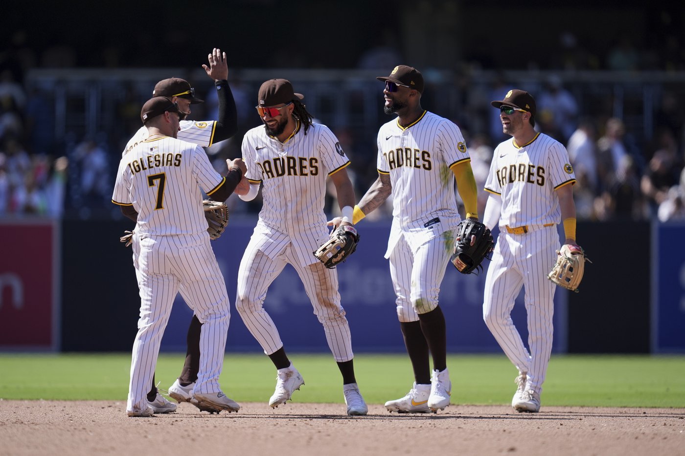 Díaz and Tatis lead the Padres to a 5-3 win over the Giants for a 2-game sweep | iNFOnews.ca