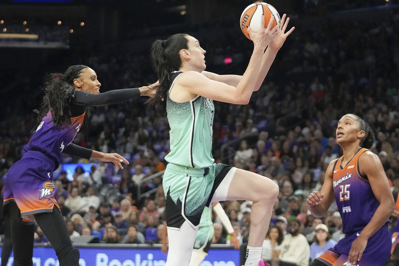 Liberty's Breanna Stewart questionable for Game 2 after injuring left knee in playoff opener | iNFOnews.ca Liberty's Breanna Stewart questionable for Game 2 after injuring left knee in playoff opener | iNFOnews.ca