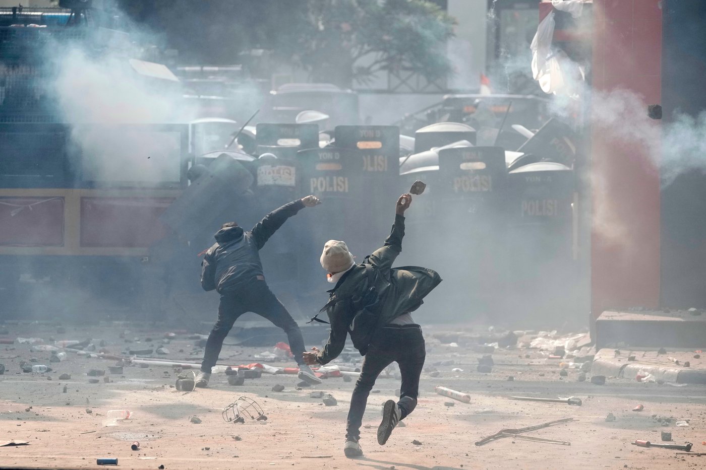 Photos of violent clashes between riot police and protesters in Indonesia | iNFOnews.ca