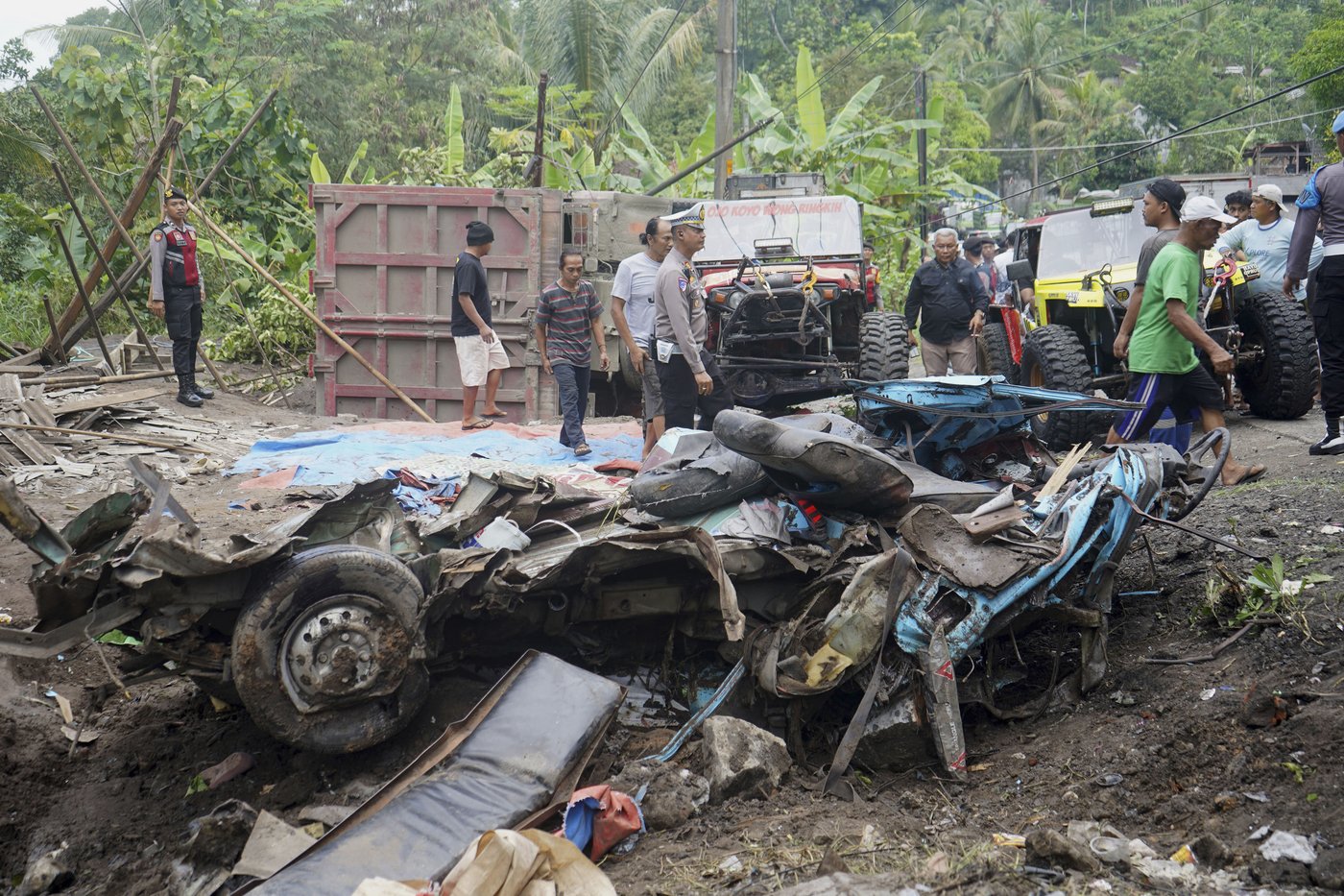 A dump truck crashes into a minibus in Indonesia, killing 11 kindergarten teachers | iNFOnews.ca